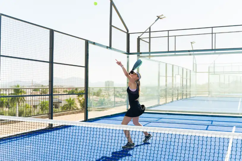 deze vrouw slaat een mooie smash in padel