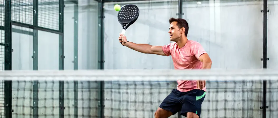 deze man laat zien hoe je een padelracket moet vasthouden