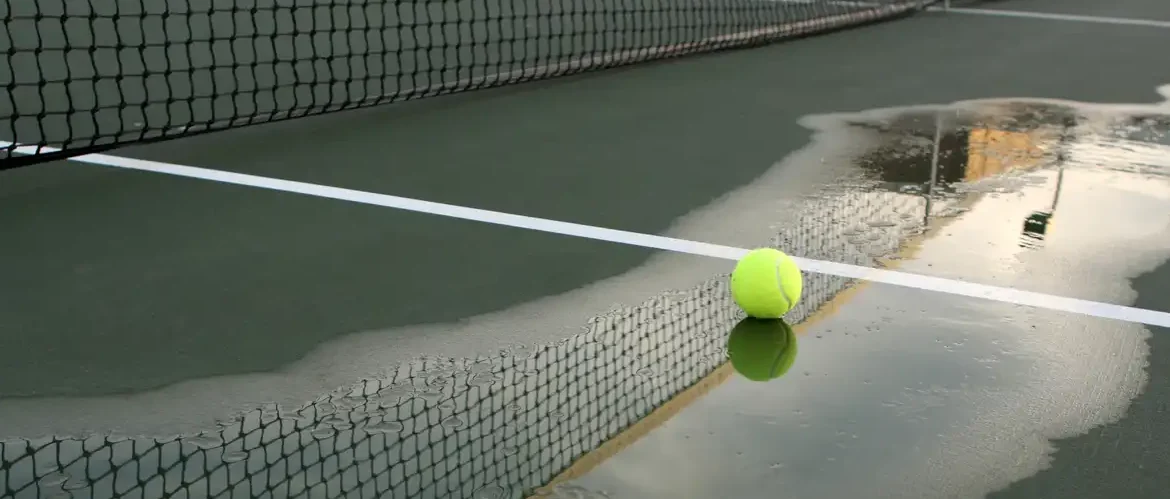 afbeelding van een padelveld in de regen
