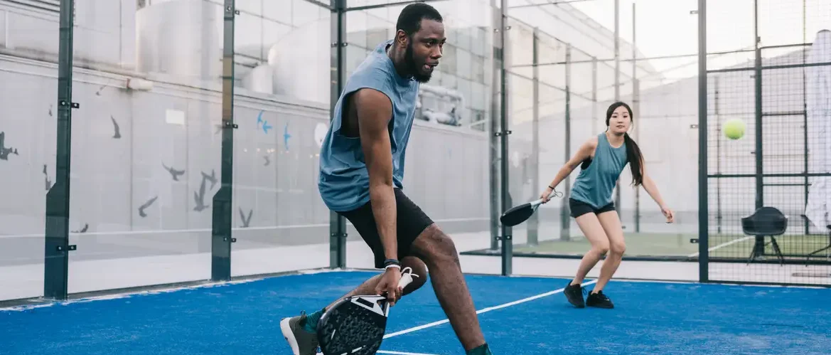 deze man verbrand aardig wat kcal met padel