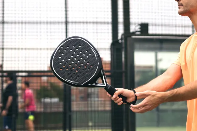afbeelding van een man die zijn padel racket op de juiste manier vasthoud