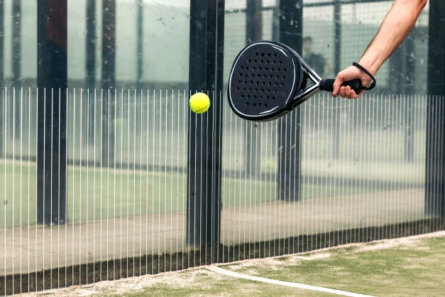 afbeelding van een padel racket dat goed wordt vastgehouden