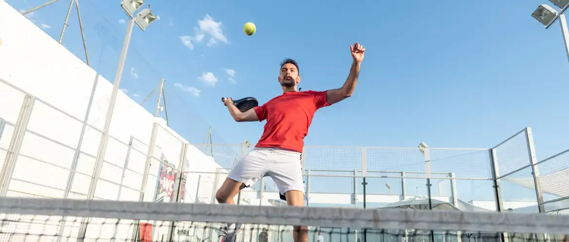 deze man gaat lekker smashen in padel