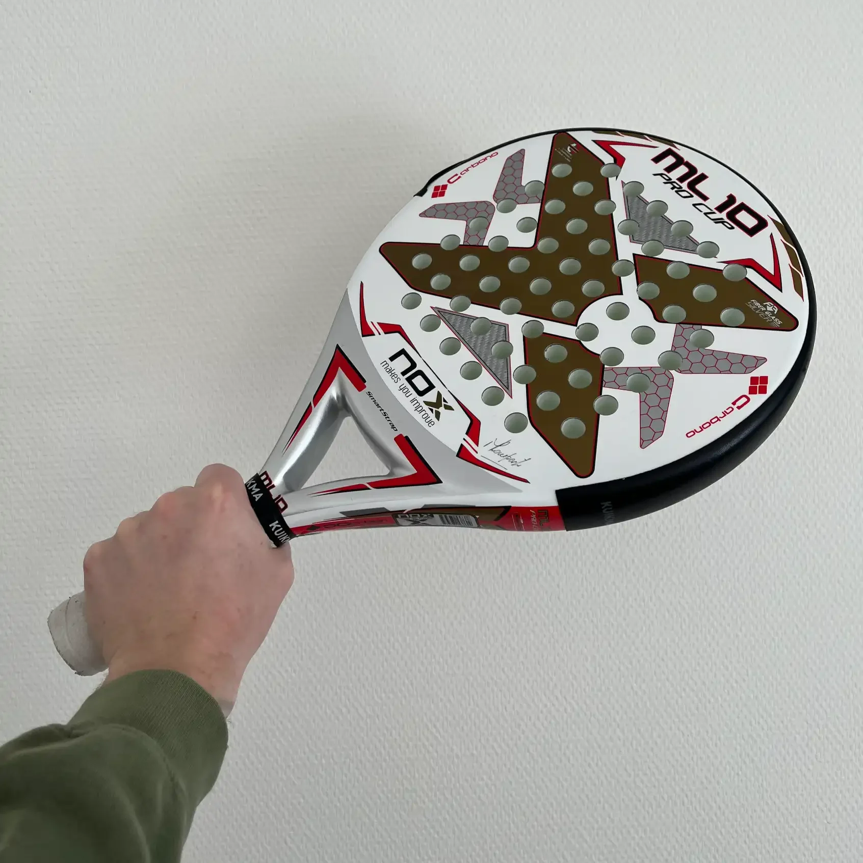afbeelding van mijn nox padel racket die de regen goed doorstaat