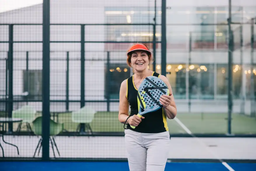 afbeelding van een vrouw die net de kosten van een padel racket heeft ontdekt