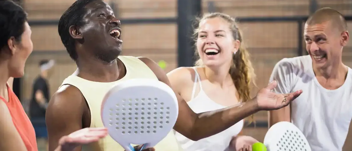 de mensen op deze foto hebben veel padel tips gehad