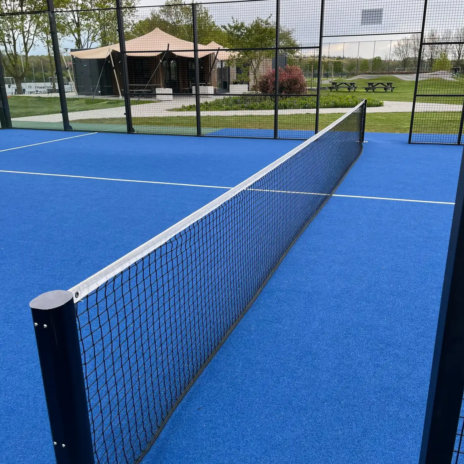 afbeelding van het net in padel waar je met je racket over heen kunt gaan