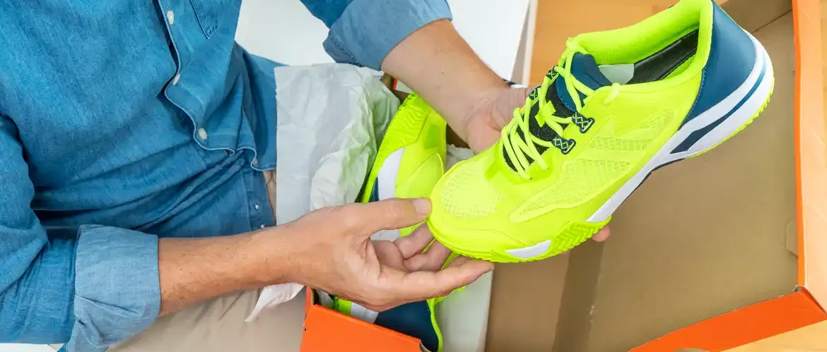 afbeelding van een man die schoenen koopt voor padel