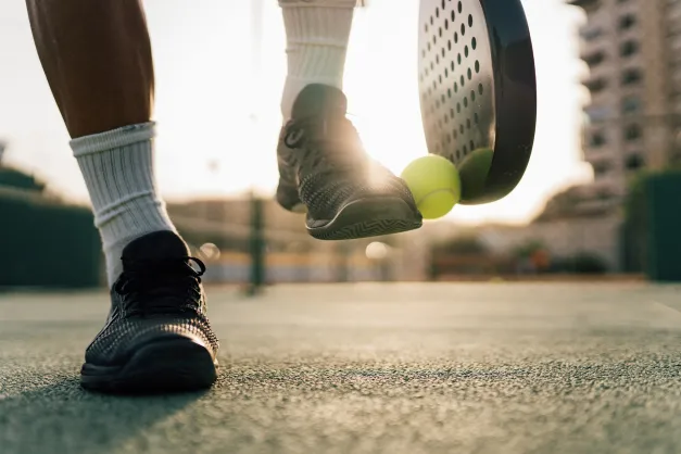 afbeelding van goede zwarte padelschoenen voor heren
