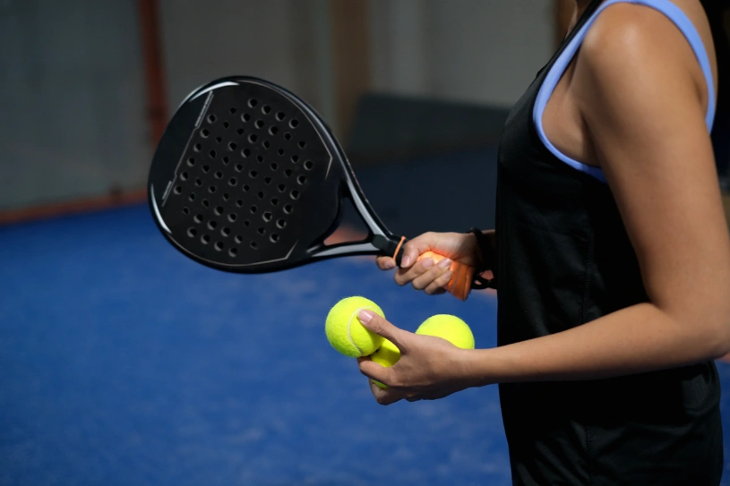 rond padel racket en drie ballen